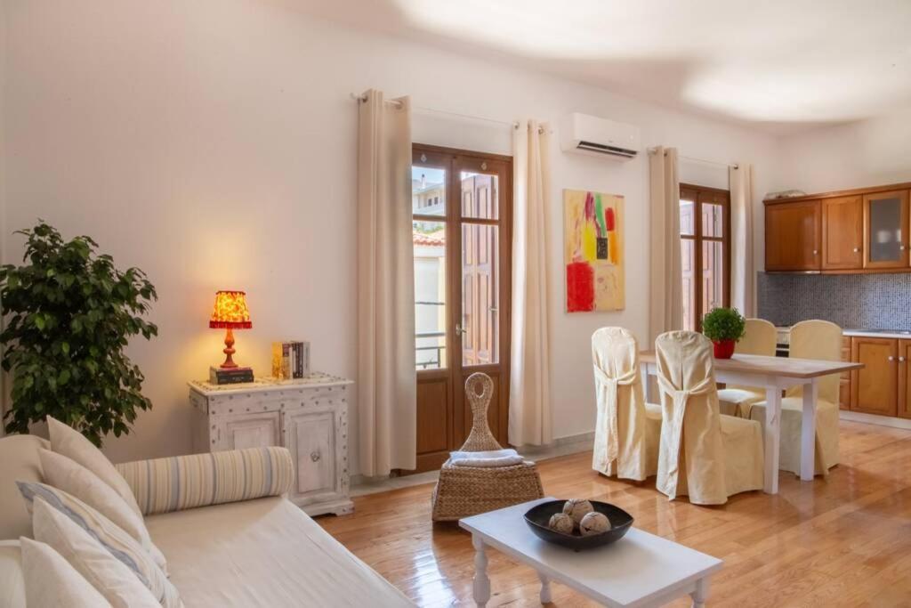 Seaview Stylish Flat In Andros - Walk To Beach المظهر الخارجي الصورة
